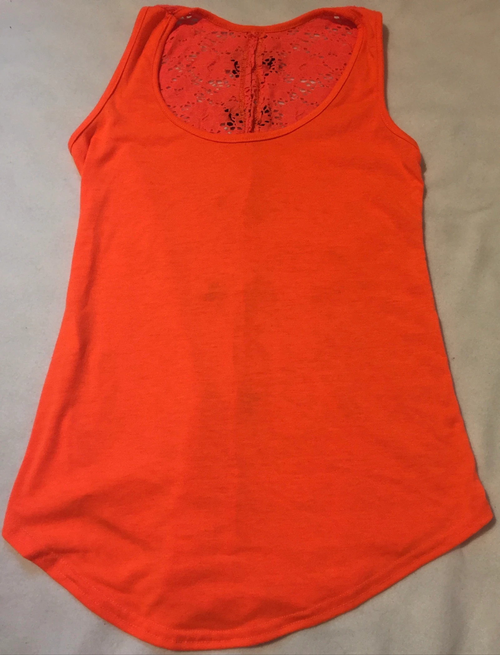 T-shirt tamanho P com efeito de renda nas costas – photo 3